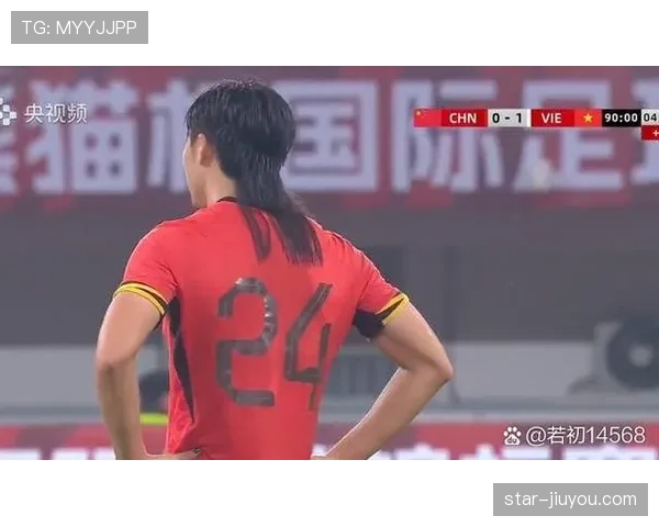 张帅又在训练场边啃鸡胸肉，这自律劲儿真让人怀疑她是不是把厨房搬进健身房了